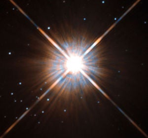 Secuencia de la superfulguración según las imágenes del telescopio Evryscope. En el momento máximo del fenómeno, Próxima Centauri aumenta unas setenta veces su brillo y puede ser visible a simple vista en lugares oscuros. Secuencia de la superfulguración según las imágenes del telescopio Evryscope. En el momento máximo del fenómeno, Próxima Centauri aumenta unas setenta veces su brillo y puede ser visible a simple vista en lugares oscuros.