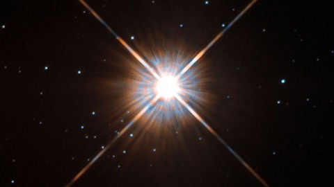Secuencia de la superfulguraci&oacute;n seg&uacute;n las im&aacute;genes del telescopio Evryscope. En el momento m&aacute;ximo del fen&oacute;meno, Pr&oacute;xima Centauri aumenta unas setenta veces su brillo y puede ser visible a simple vista en lugares oscuros.