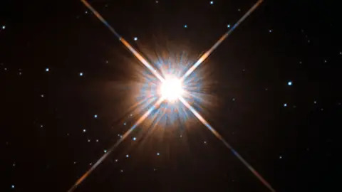 Secuencia de la superfulguración según las imágenes del telescopio Evryscope. En el momento máximo del fenómeno, Próxima Centauri aumenta unas setenta veces su brillo y puede ser visible a simple vista en lugares oscuros. Secuencia de la superfulguración según las imágenes del telescopio Evryscope. En el momento máximo del fenómeno, Próxima Centauri aumenta unas setenta veces su brillo y puede ser visible a simple vista en lugares oscuros.