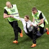Una de las espontáneas que han saltado al césped en la final del Mundial de Rusia 2018