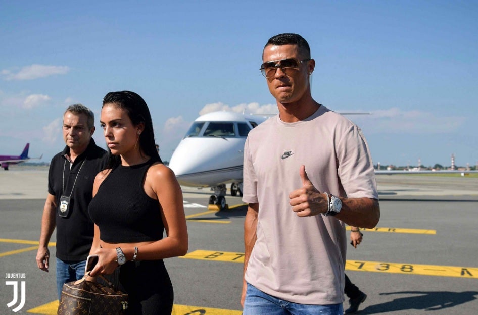 Cristiano Ronaldo aterriza en Turín y será presentado el lunes Cristiano Ronaldo aterriza en Turín y será presentado el lunes