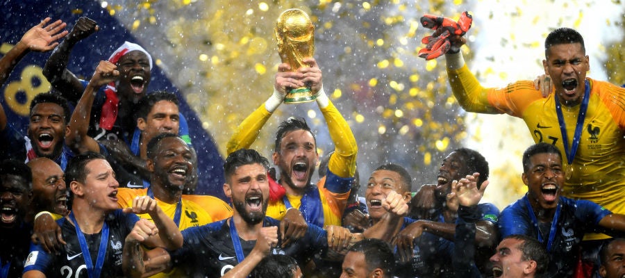 Lloris levanta la Copa del Mundo al cielo de Moscú Lloris levanta la Copa del Mundo al cielo de Moscú