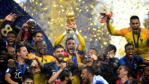 Lloris levanta la Copa del Mundo al cielo de Mosc&uacute;