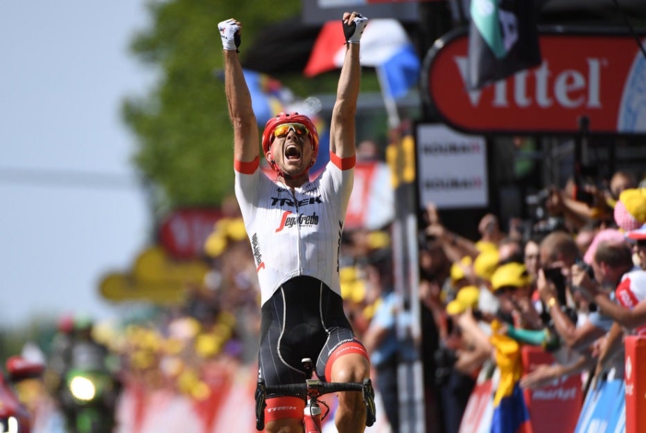 Degenkolb se lleva la infernal etapa del pavé; Van Avermaet sigue líder del Tour Degenkolb se lleva la infernal etapa del pavé; Van Avermaet sigue líder del Tour