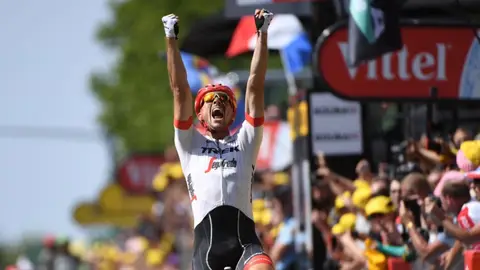 John Degenkolb celebra la victoria de etapa John Degenkolb celebra la victoria de etapa