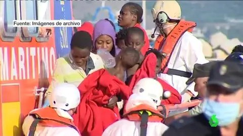 Rescate de 100 menores migrantes en aguas del Estrecho por la Guardia Civil Rescate de 100 menores migrantes en aguas del Estrecho por la Guardia Civil