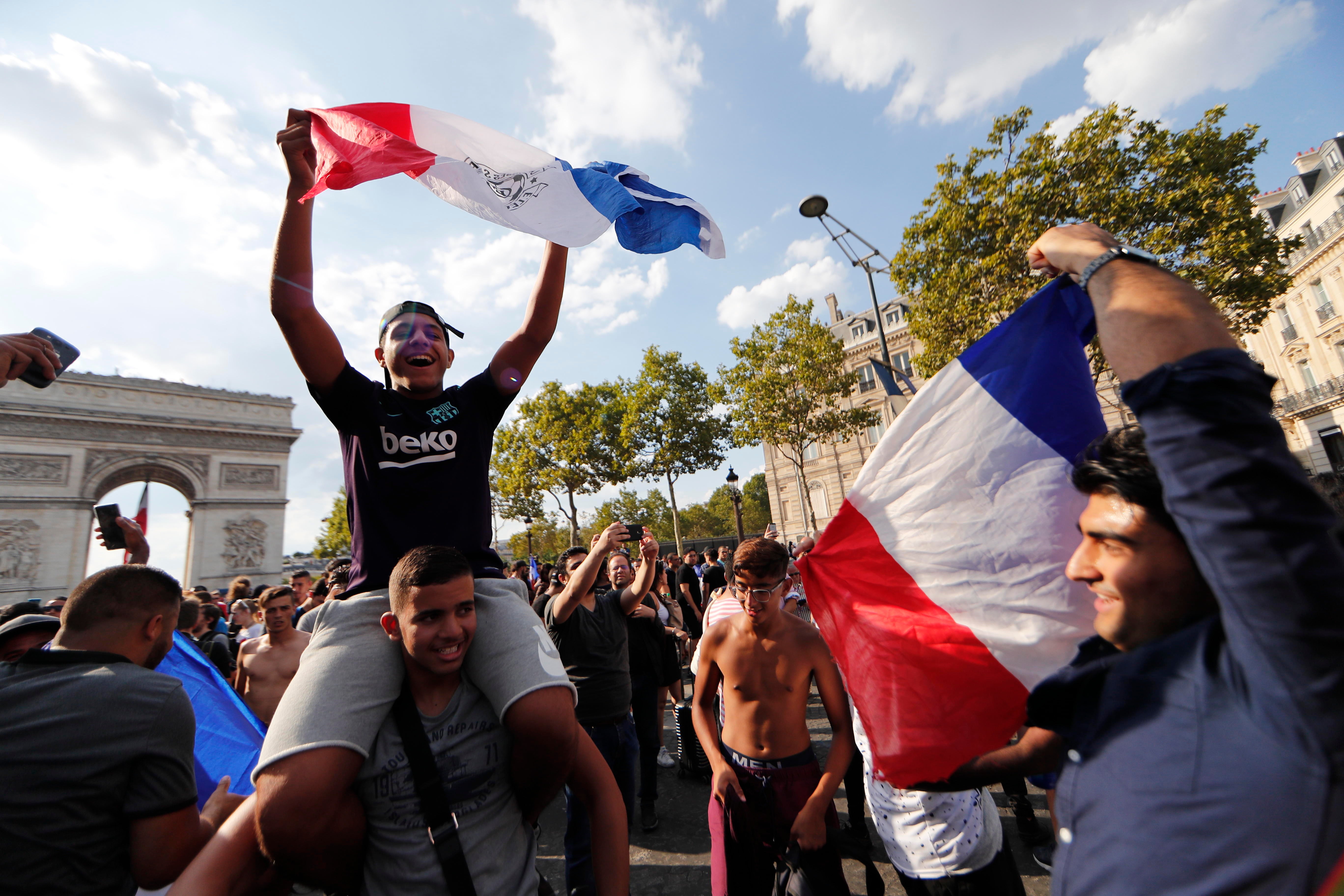 Multitudinaria celebración en Francia tras la victoria en el Mundial Multitudinaria celebración en Francia tras la victoria en el Mundial