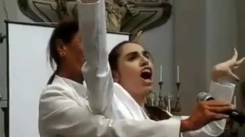 Alfina Fresta, la cantante con parálisis cerebral que emociona al mundo Alfina Fresta, la cantante con parálisis cerebral que emociona al mundo