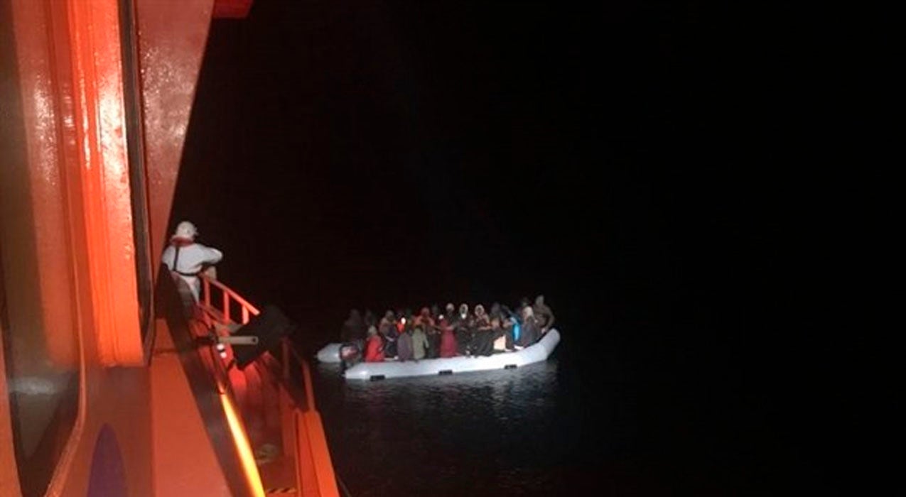 Trasladados de madrugada a Motril (Granada) 41 migrantes rescatados de una patera tras una intensa búsqueda Trasladados de madrugada a Motril (Granada) 41 migrantes rescatados de una patera tras una intensa búsqueda
