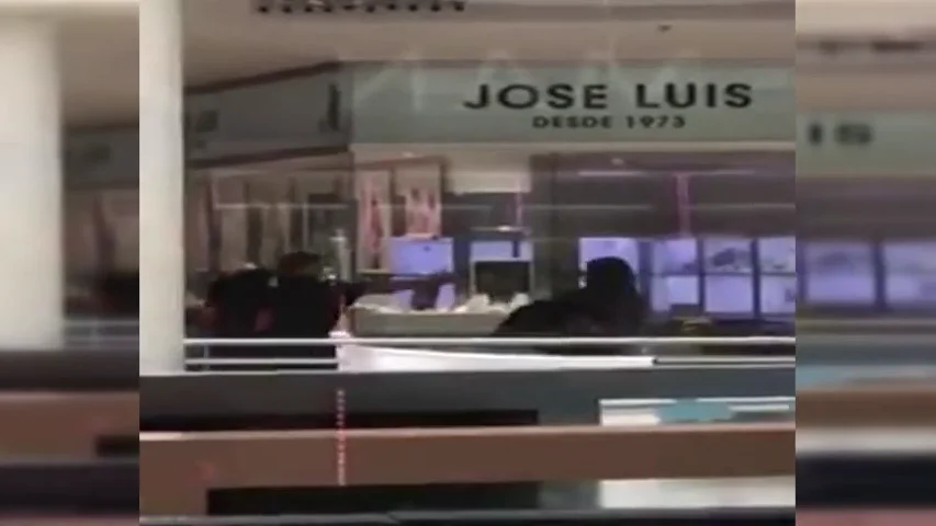 Cuatro personas atracan una joyería a tiros en Castelldefels Cuatro personas atracan una joyería a tiros en Castelldefels