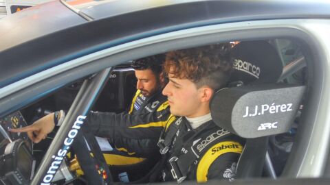 El piloto ilicitano Jos&eacute; Javier P&eacute;rez en el interior del coche el d&iacute;a de la competici&oacute;n