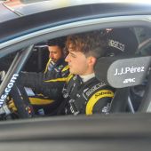 El piloto ilicitano José Javier Pérez en el interior del coche el día de la competición