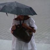 Imagen de archivo de una mujer con un paraguas
