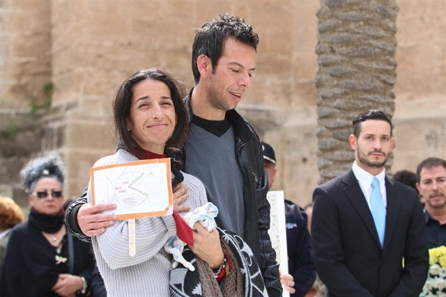 La familia del niño Gabriel esparce las cenizas de su "pescaíto" en el mar La familia del niño Gabriel esparce las cenizas de su "pescaíto" en el mar