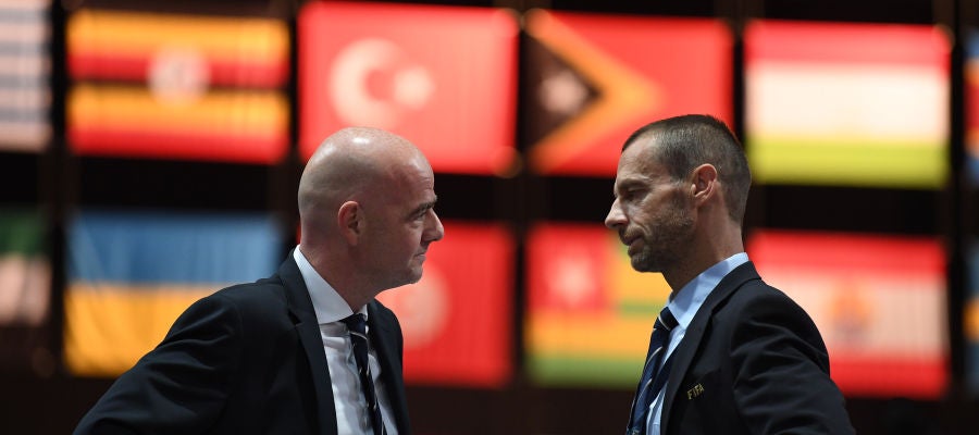 Infantino y Ceferin dialogan durante un congreso de la FIFA Infantino y Ceferin dialogan durante un congreso de la FIFA