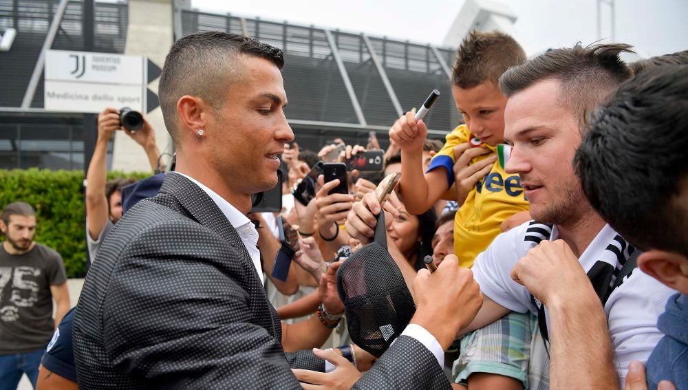Cristiano Ronaldo firma autógrafos a los tifosi de la Juve