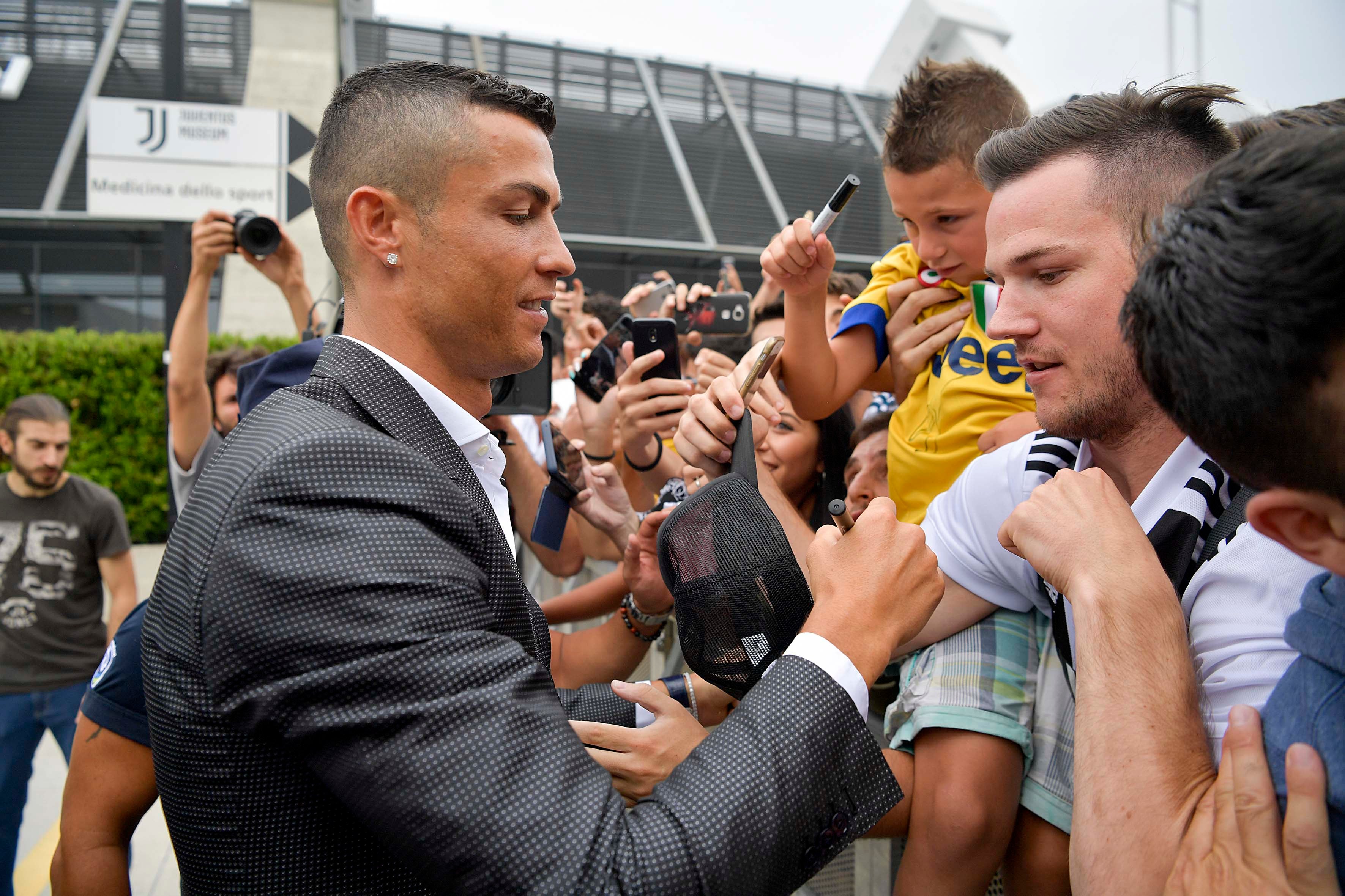 Locura en Turín en el reconocimiento médico de Cristiano con la Juventus Locura en Turín en el reconocimiento médico de Cristiano con la Juventus