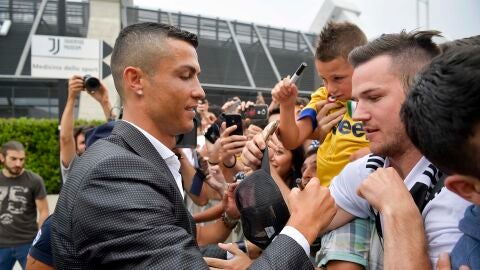 Cristiano Ronaldo firma aut&oacute;grafos a los tifosi de la Juve