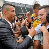 Cristiano Ronaldo firma autógrafos a los tifosi de la Juve Cristiano Ronaldo firma autógrafos a los tifosi de la Juve