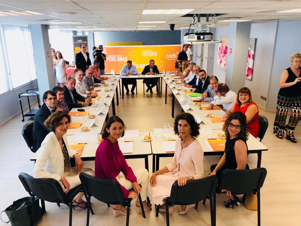 Empresarios y hoteleros piden medidas a la ministra Reyes Maroto para frenar "turismofobia" Empresarios y hoteleros piden medidas a la ministra Reyes Maroto para frenar "turismofobia"