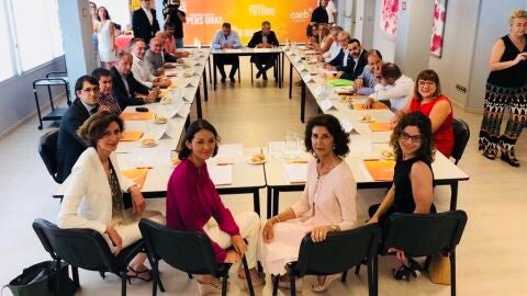 La ministra de Industria, Comercio y Turismo, Reyes Maroto, se re&uacute;ne con la CAEB, la Secretaria de Estado para el Turismo Bel Oliver y la Delegada del Gobierno de Baleares, Rosario S&aacute;nchez, para establecer l&iacute;neas de actuaci&oacute;n futuras.