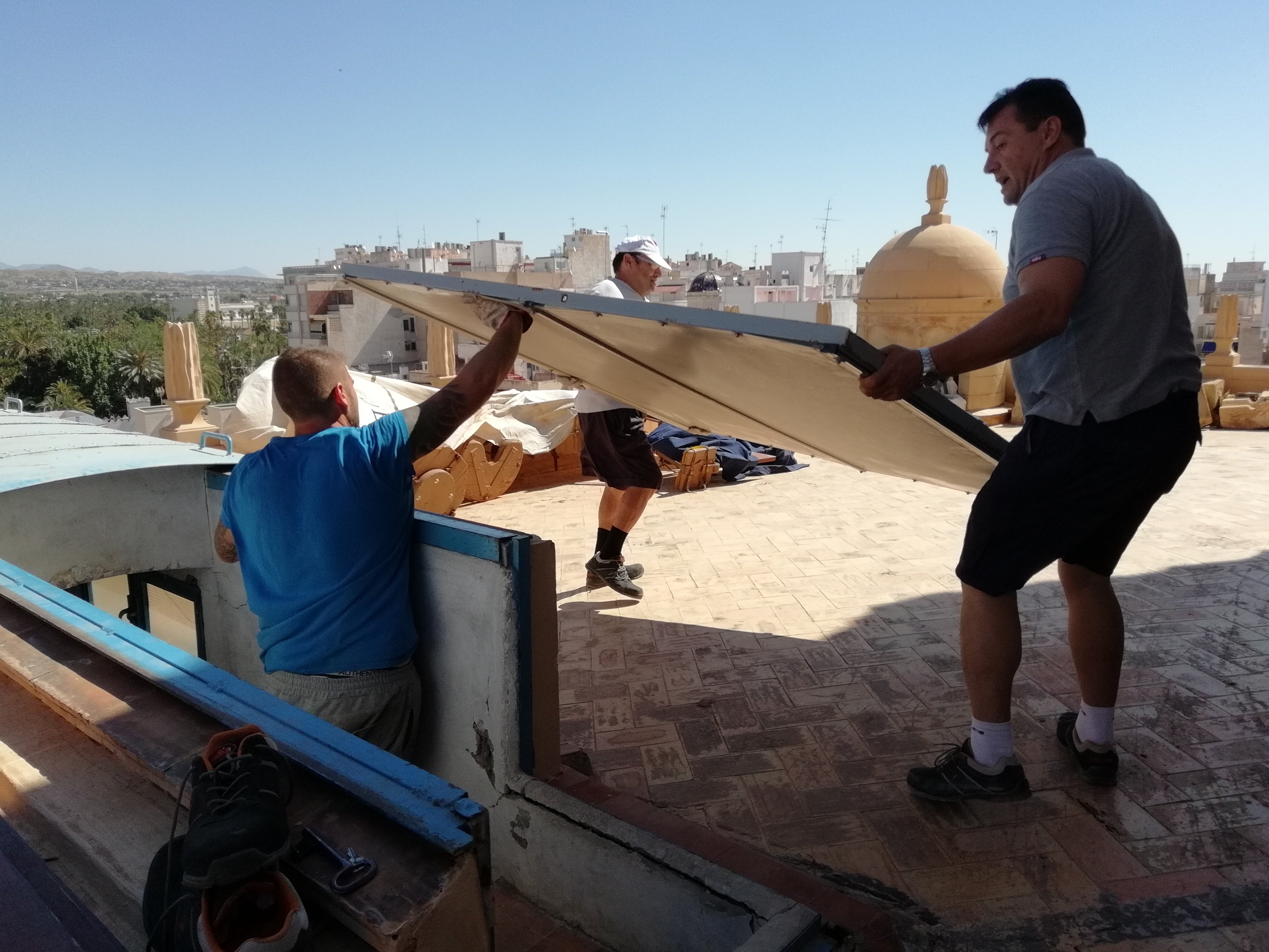 Comienzan los trabajos para la colocación del 'cielo' del Misteri d'Elx en Santa María Comienzan los trabajos para la colocación del 'cielo' del Misteri d'Elx en Santa María