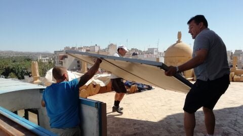 Los operarios en la terraza