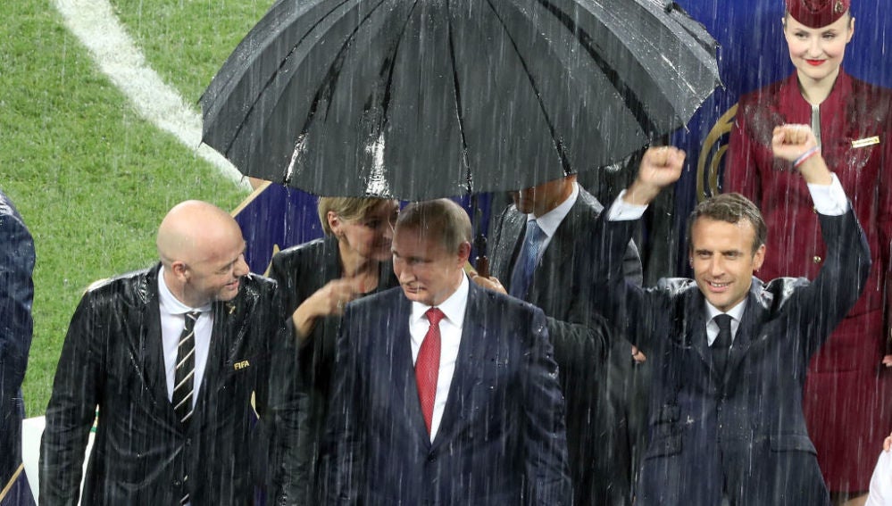Putin, el único al que pusieron un paraguas durante el diluvio que cayó en la celebración de la final del Mundial de Rusia 2018