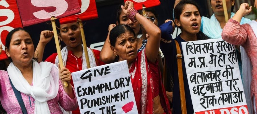 Un grupo de mujeres protesta en India contra las violaciones Un grupo de mujeres protesta en India contra las violaciones