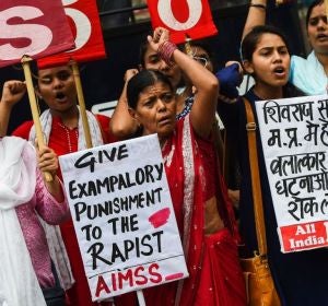 Un grupo de mujeres protesta en India contra las violaciones Un grupo de mujeres protesta en India contra las violaciones