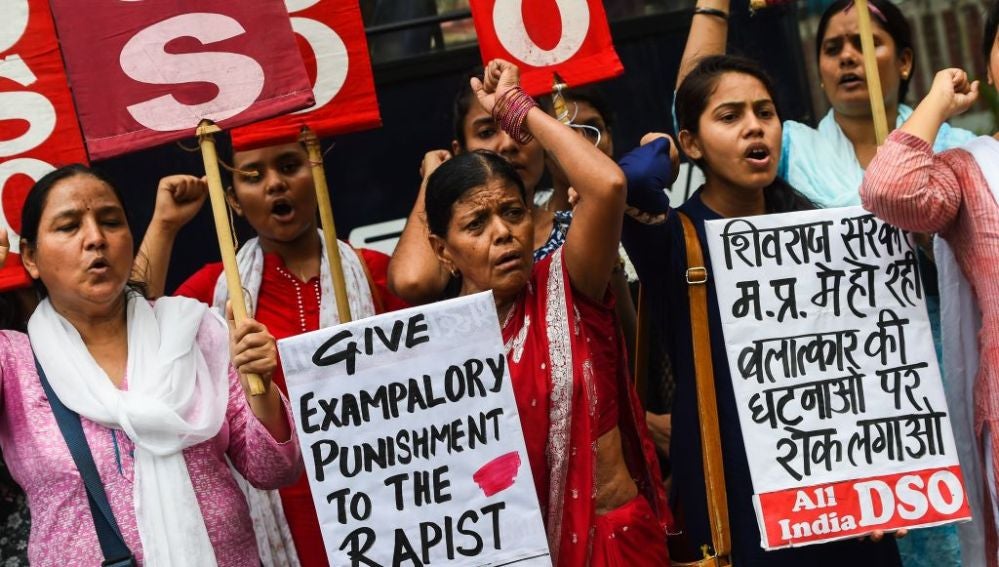 Un grupo de mujeres protesta en India contra las violaciones