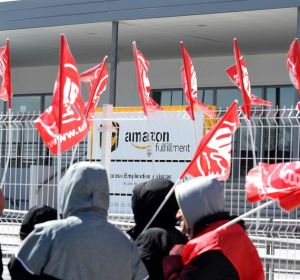 Trabajadores de Amazon protestan frente a la planta de San Fernando de Henares en la primera jornada de huelga Trabajadores de Amazon protestan frente a la planta de San Fernando de Henares en la primera jornada de huelga