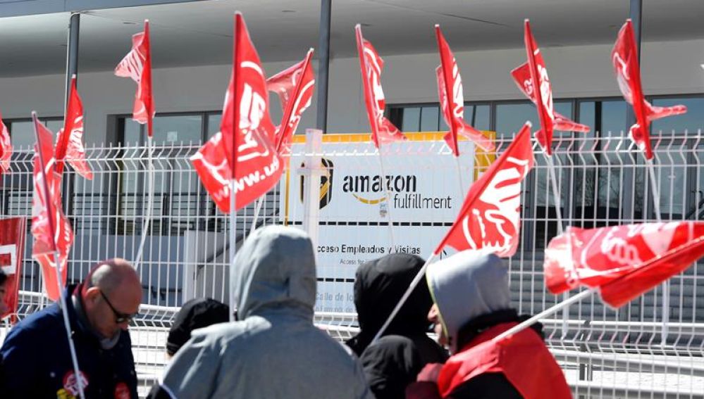 Trabajadores de Amazon protestan frente a la planta de San Fernando de Henares en la primera jornada de huelga