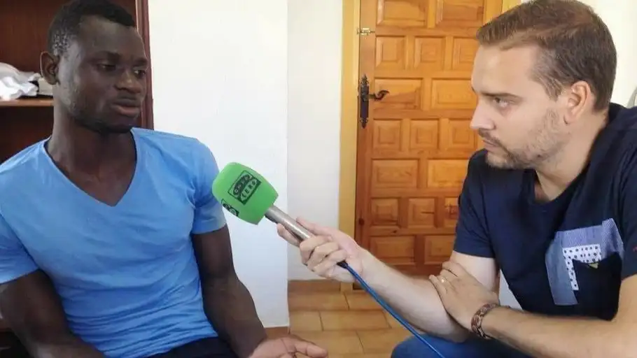 Modou Dione Hablamos con Modou Dione. Llegó hace doce años a España en patera. Actualmente trabaja en Cádiz.