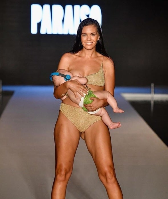 Una modelo, ovacionada por desfilar amamantando a su hija sobre la pasarela en Florida Una modelo, ovacionada por desfilar amamantando a su hija sobre la pasarela en Florida