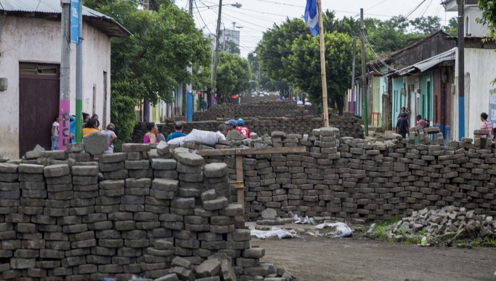 Vista de una calle de Nicaragua con barricadas