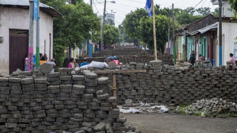 Vista de una calle de Nicaragua con barricadas