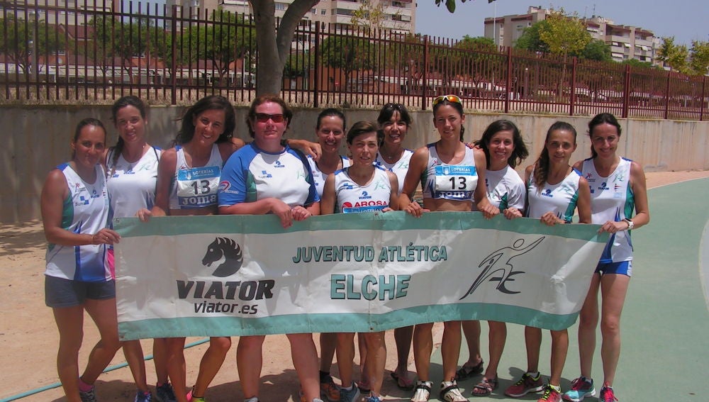 El equipo máster femenino del Juventud Atlética Elche posa en el Campeonato de España de clubes.