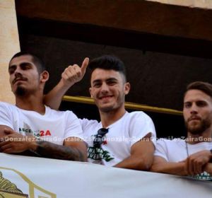 Primi Férriz, en el centro junto a Guille Vallejo e Iván Calero. en el balcón del Ayuntamiento durante la celebración del ascenso a Segunda División del Elche CF. Primi Férriz, en el centro junto a Guille Vallejo e Iván Calero. en el balcón del Ayuntamiento durante la celebración del ascenso a Segunda División del Elche CF.