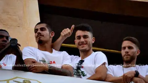 Primi Férriz, en el centro junto a Guille Vallejo e Iván Calero. en el balcón del Ayuntamiento durante la celebración del ascenso a Segunda División del Elche CF. ELCHE CF