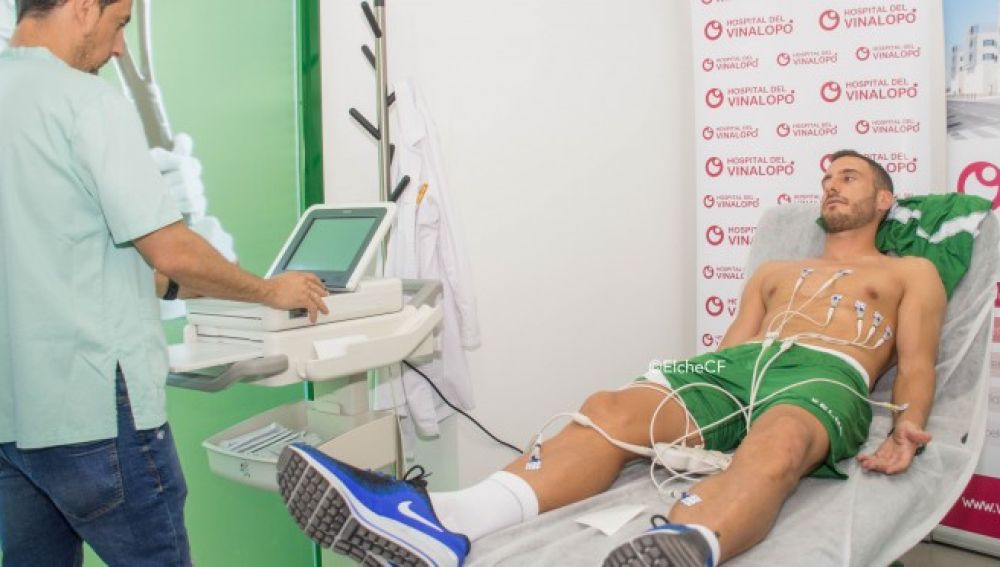 Jony Ñíguez, futbolista ilicitano, sometiéndose a las pruebas médicas con el Elche CF.