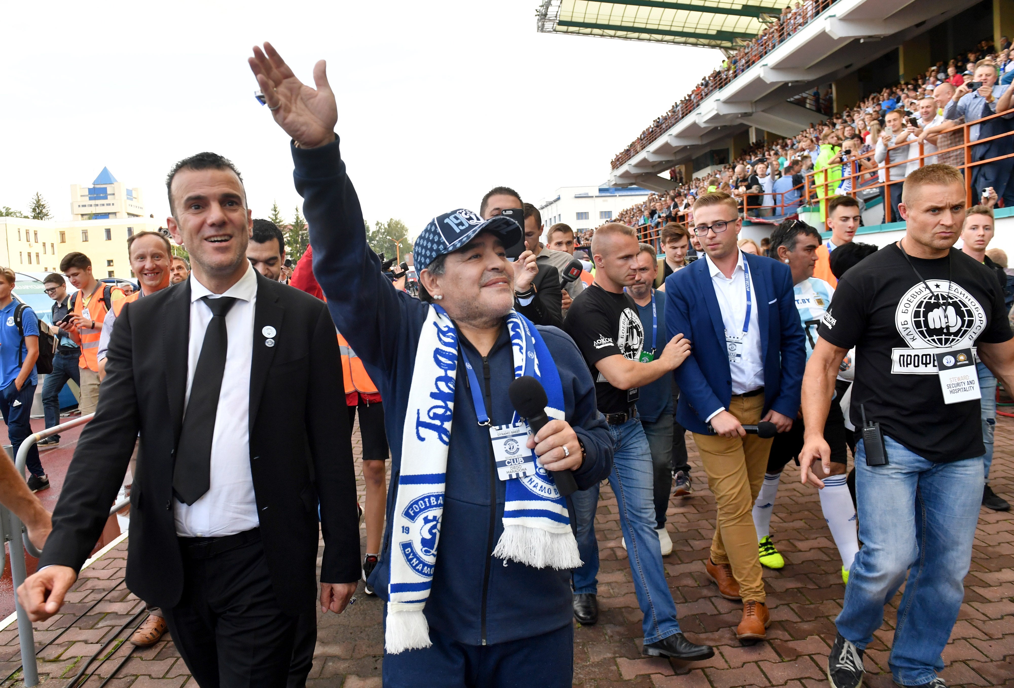 Maradona se convierte en presidente del Dinamo Brest: "Puedo vivir sin ningún problema en Bielorrusia" Maradona se convierte en presidente del Dinamo Brest: "Puedo vivir sin ningún problema en Bielorrusia"