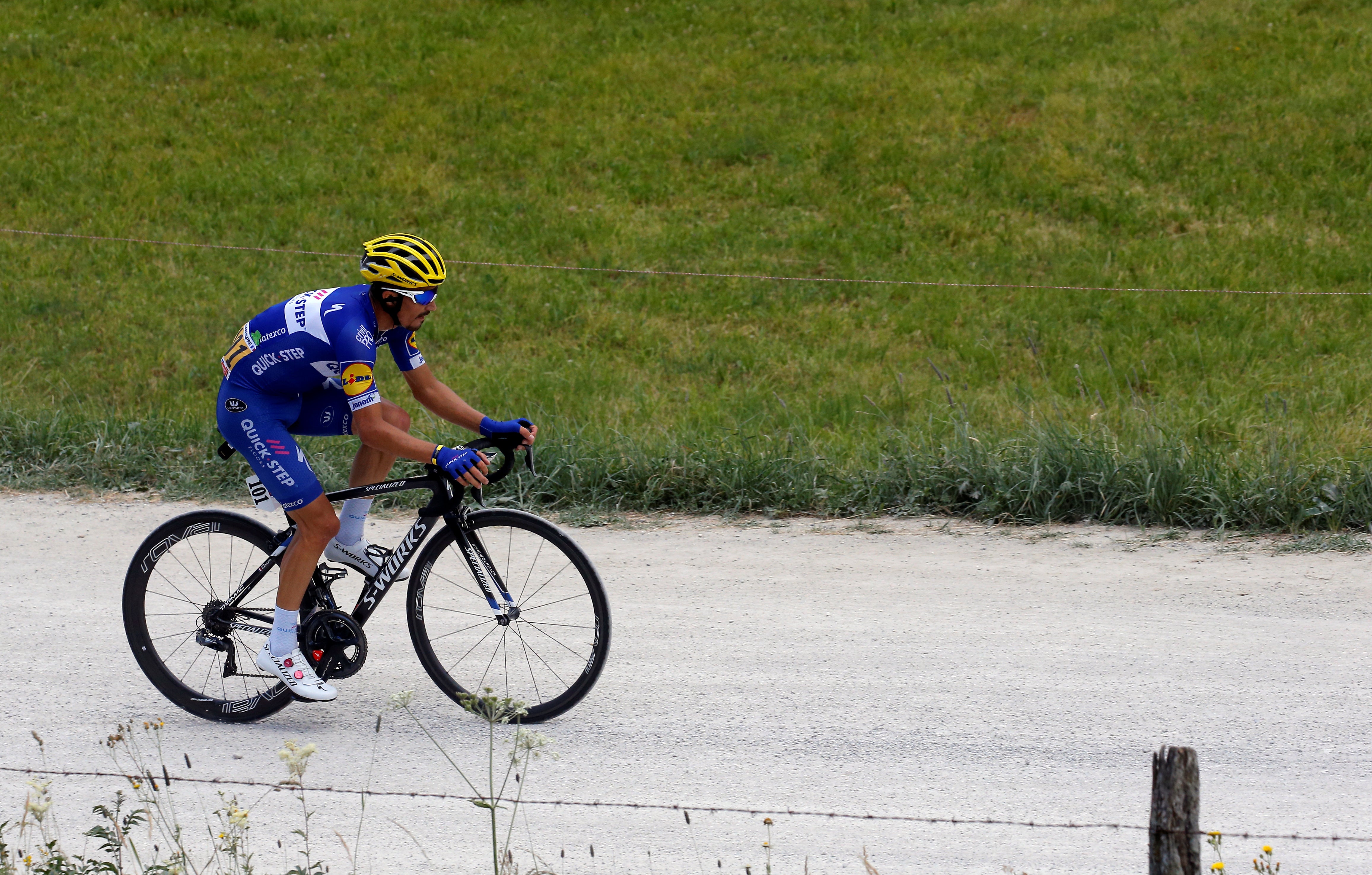 Alaphilippe hace doblete al ganar la primera de los Pirineos Alaphilippe hace doblete al ganar la primera de los Pirineos