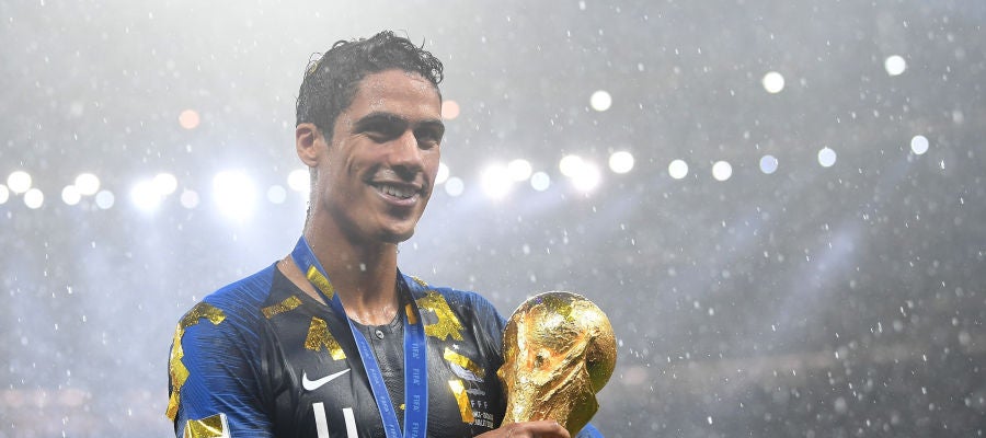 Varane posa sonriente con la Copa del Mundo Varane posa sonriente con la Copa del Mundo