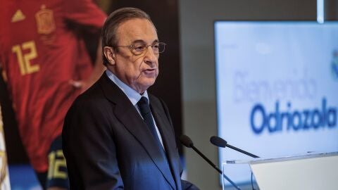 Florentino P&eacute;rez habla en el acto en el Bernab&eacute;u