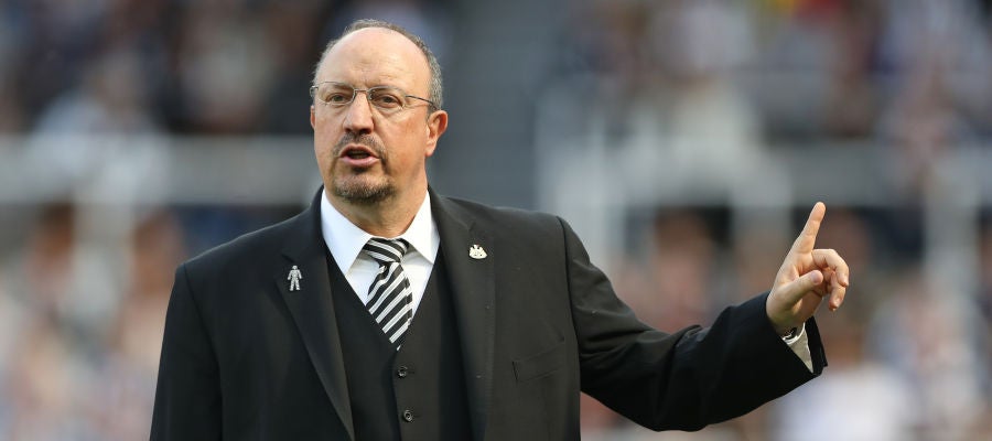 Rafa Benítez da instrucciones a sus jugadores desde la banda Rafa Benítez da instrucciones a sus jugadores desde la banda