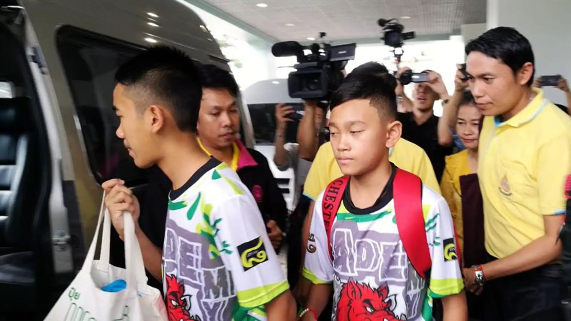 Algunos de los menores atrapados en la cueva de Tailandia salen del hospital