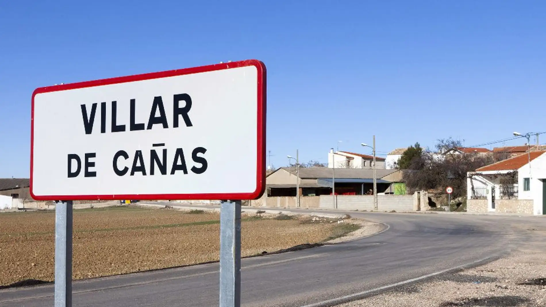 Acceso al pueblo de Villar de Cañas