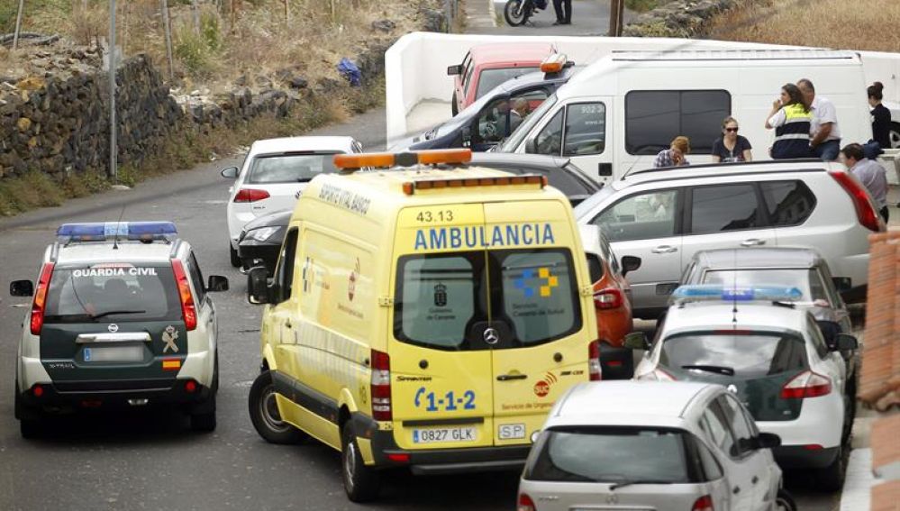 Las fuerzas de seguridad en La Orotava (Tenerife), lugar donde aparecieron los cuerpos