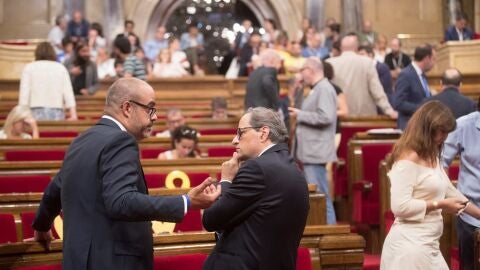 El presidente de la Generalitat de Catalu&ntilde;a, Quim Torra (d) y el conseller de Interior, Miquel Buch 